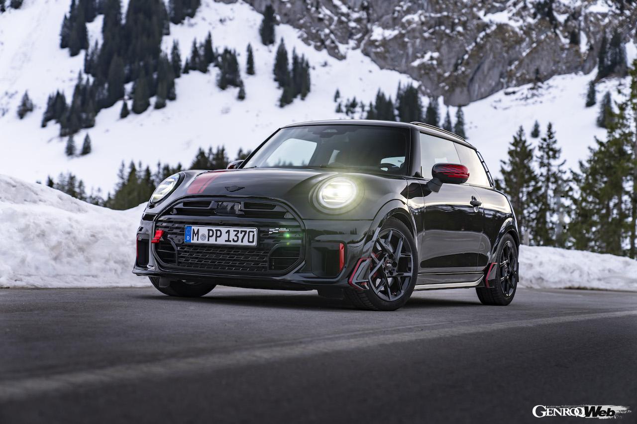 Introducing exclusive exterior parts for the “MINI John Cooper Works” that thoroughly enhance the car’s mot