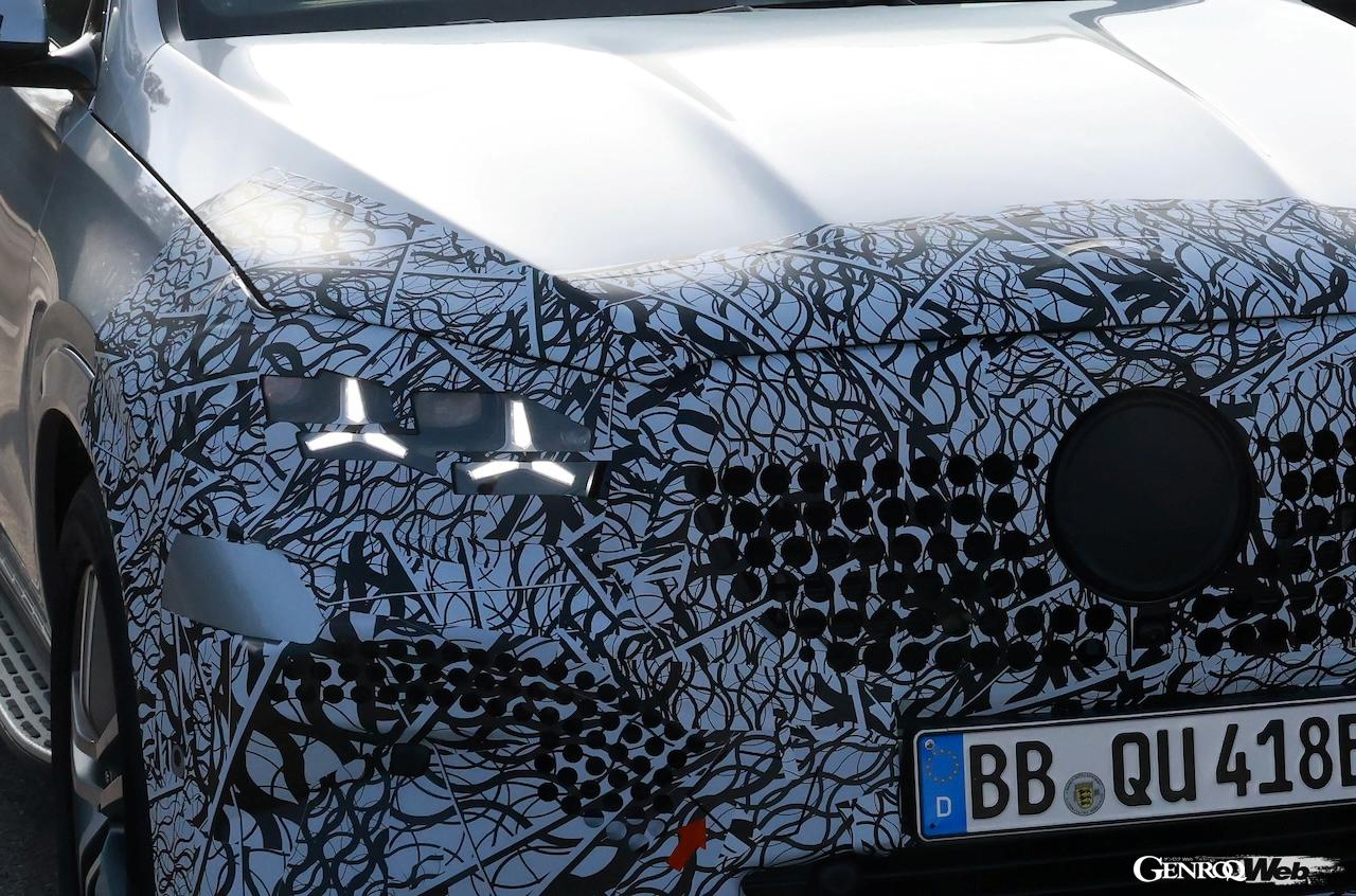 The next-generation Mercedes-Benz GLE Coupe prototype, sporting a four-star design, has been spotted for the first time! [Sco