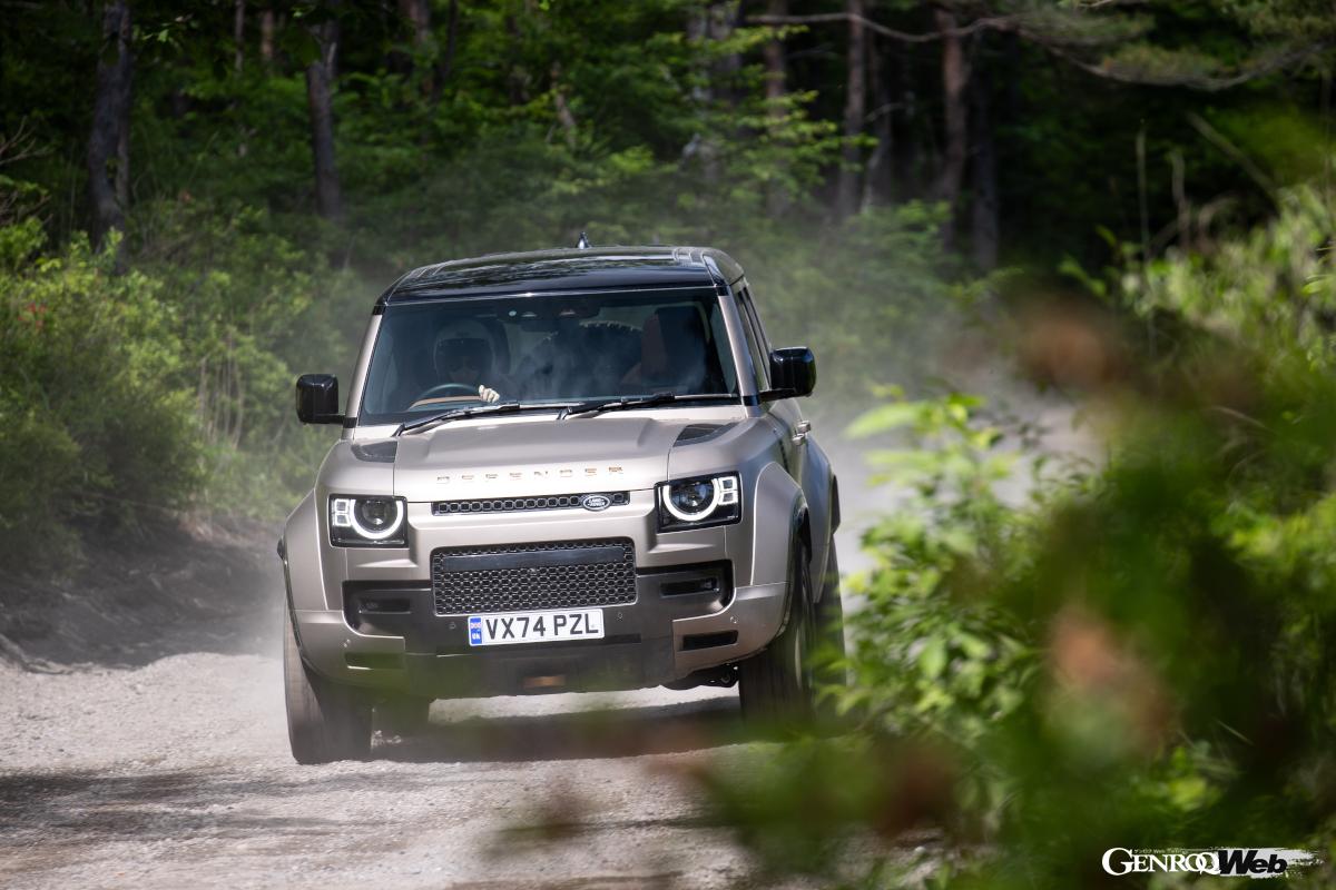 Test drive the latest high-performance off-roader, the Land Rover Defender Octa, on a dirt course [Video]