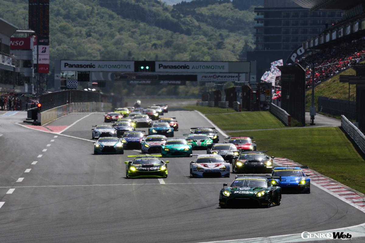Introducing the cars competing in the “Super GT 300 Class,” where super sports cars compete in a serious battle